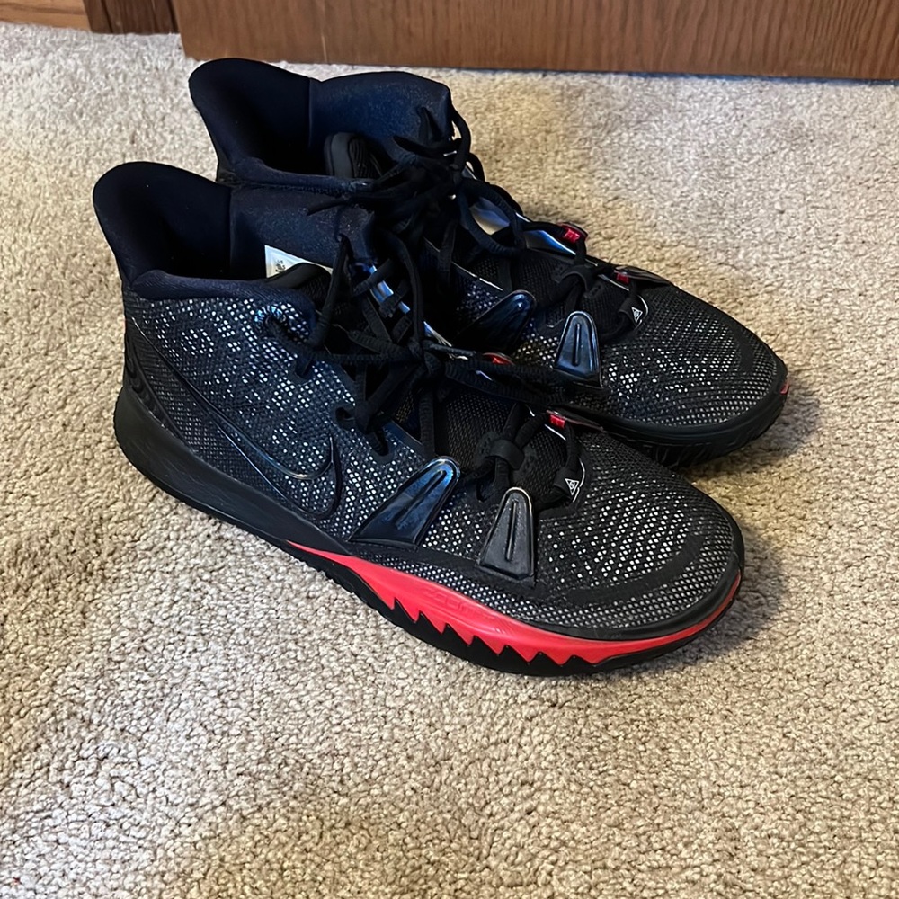 Kyrie Seven HO20 men’s shoes by Nike